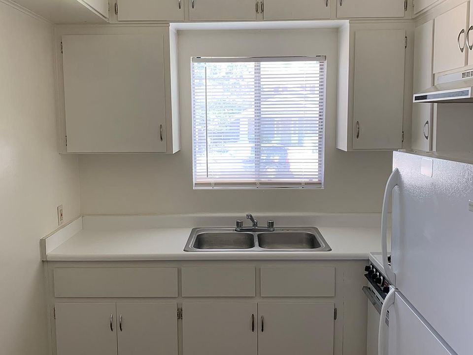 2nd image of 850 E Cambridge Ave