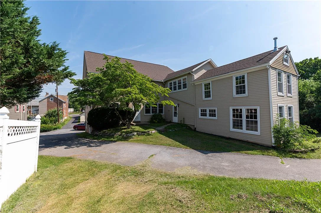 4 bed, 1.0 bath, 2808 sqft, $2,495 — Photo 1