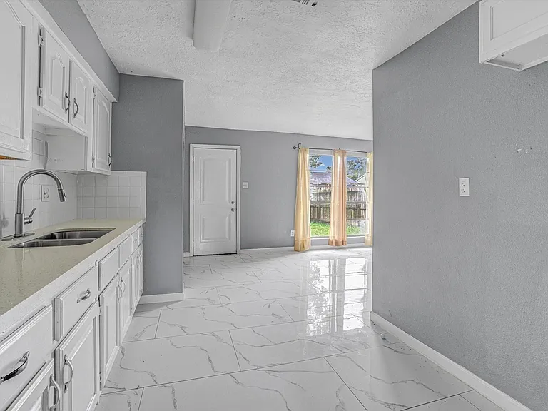 14618 Flair Dr — Photo 13
