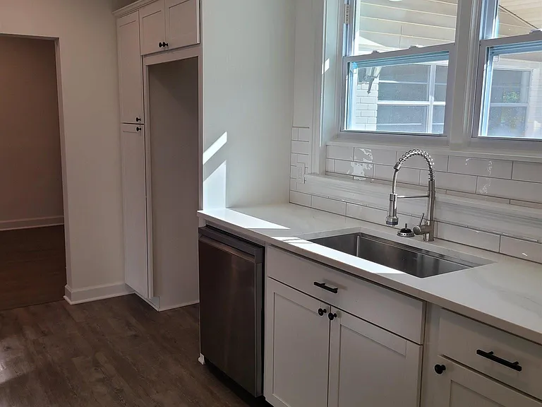 1301 W Lee St — Photo 6