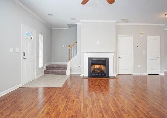 Livingroom with gas fireplace