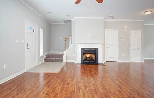 Livingroom with gas fireplace