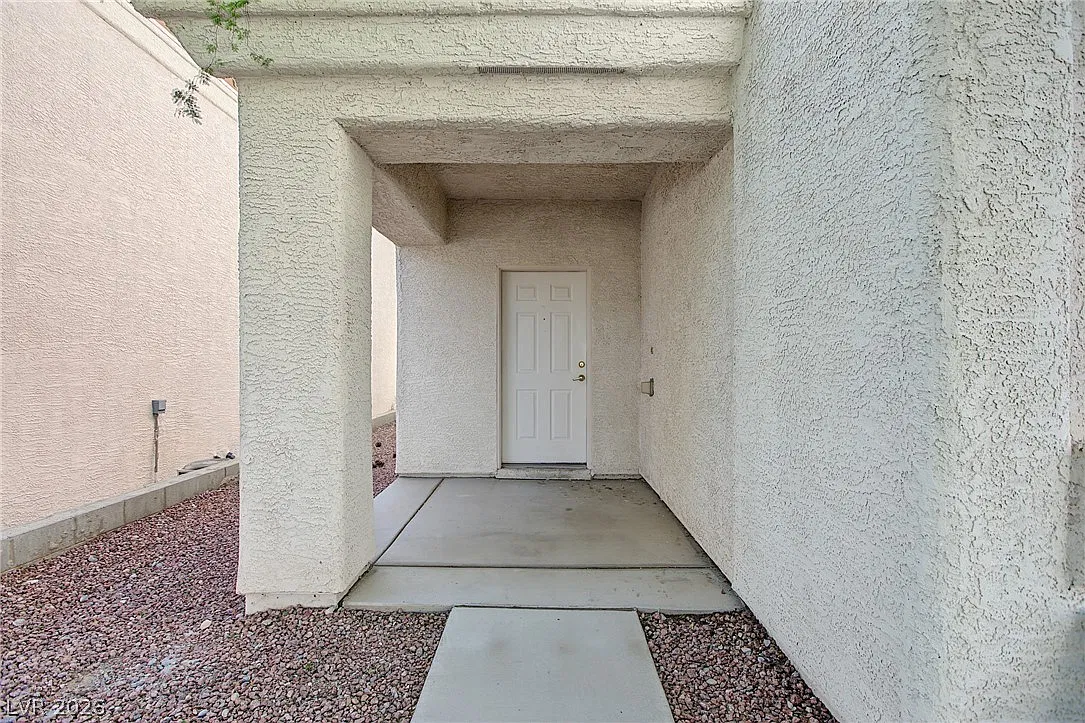3 bed, 2.5 bath, 1581 sqft, $1,987 — Photo 2