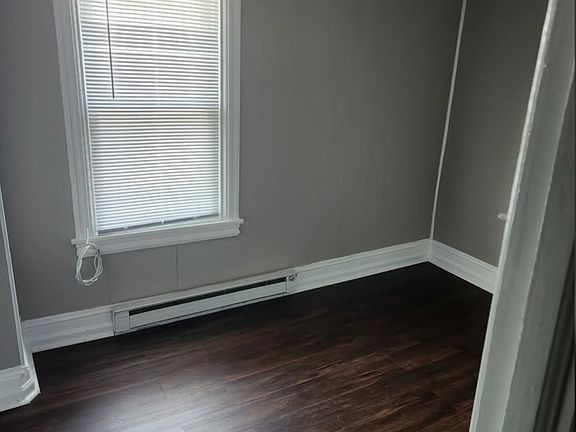 5th image of 561 E Chestnut St