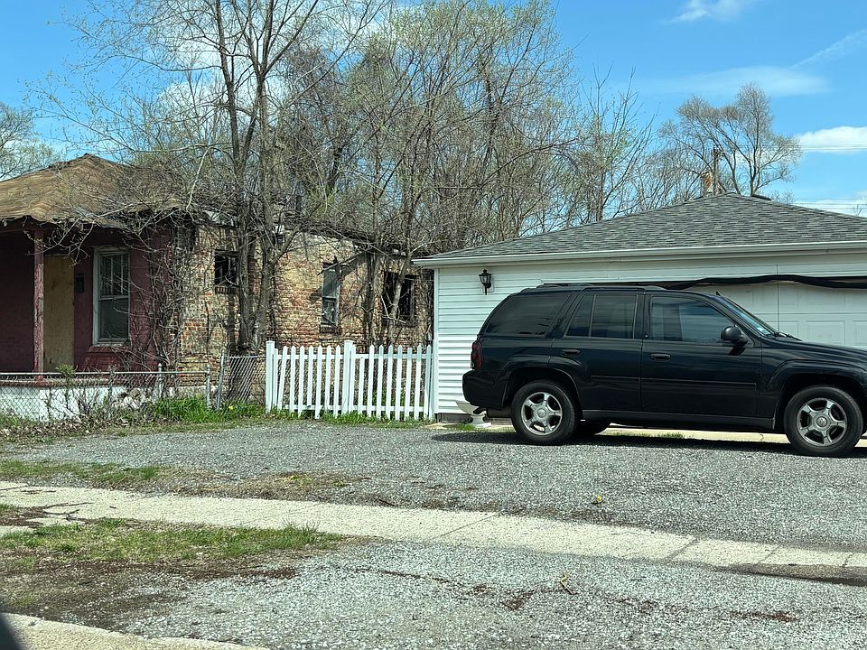 2nd image of 2461 Delaware St