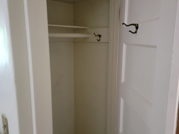 4th image of 519 Everett Ave