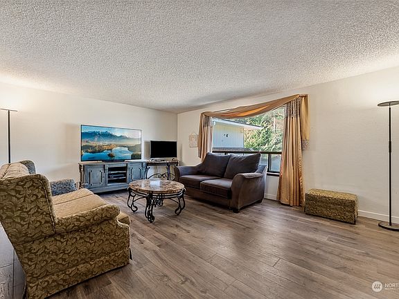 4th image of 15519 Woodland Avenue E