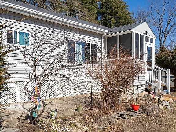 4th image of 16 Barksdale Avenue