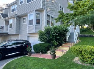 20 Leeward Ln, Prt Jefferson, NY 11777