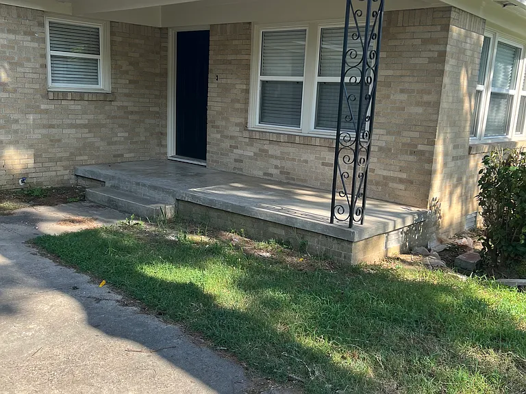 1805 S Van Buren St — Photo 2
