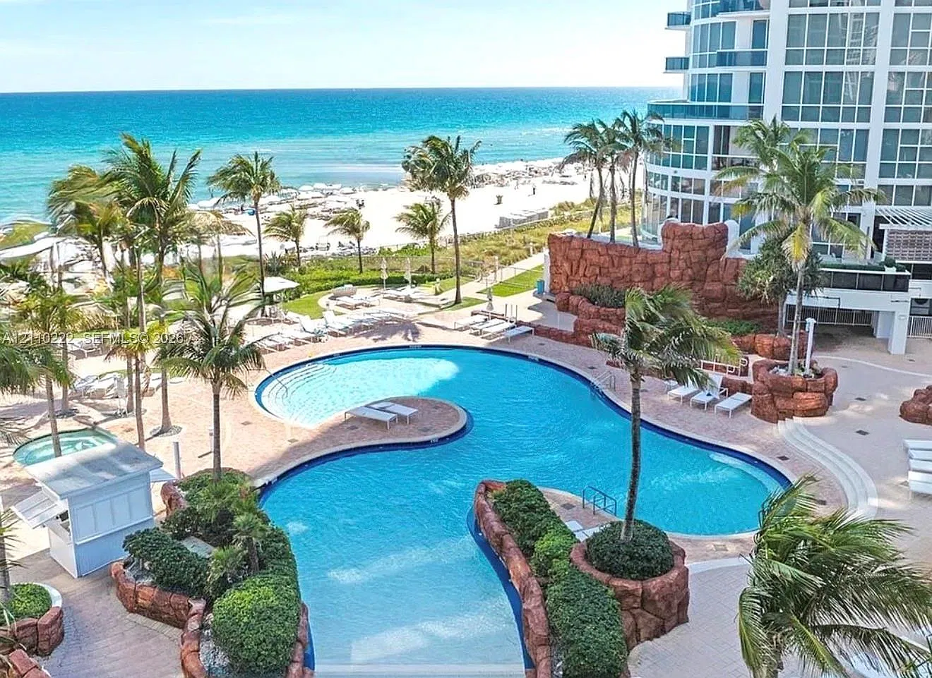 Trump Royale Condo — Photo 1