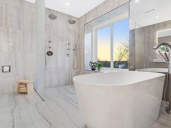 Laufen tub and basins