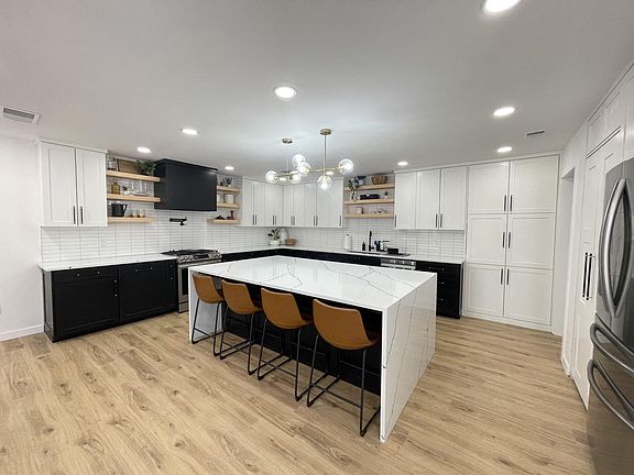 3rd image of 429 Country Side Ln
