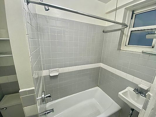 5th image of 42 Bank St APT 13