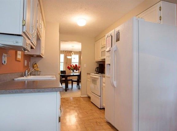 5th image of 1091 Stratford Ct