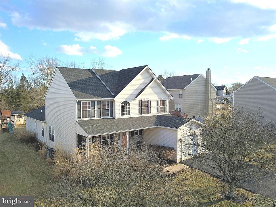 1st image of 140 Ivy Ln