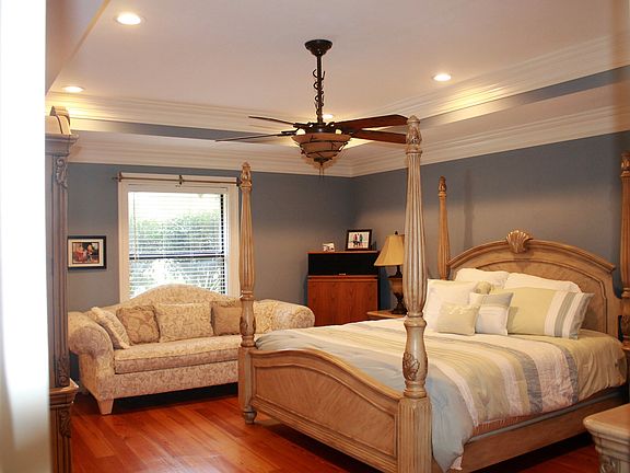 4th image of 240 Oak Hollow Dr