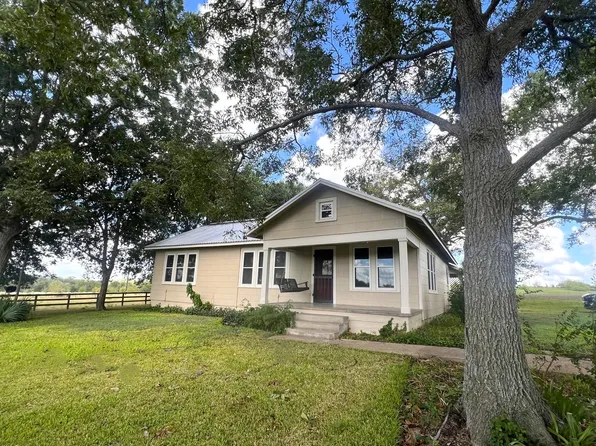 1137 Stokes Rd, Fayetteville, TX 78950