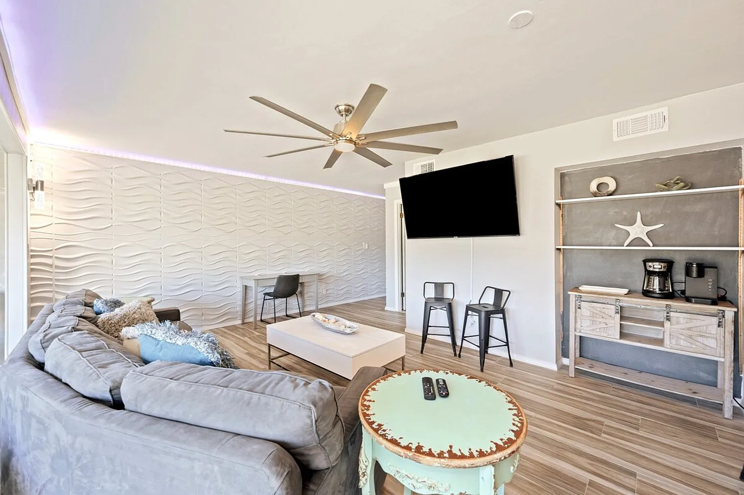 2 bed, 1.0 bath, 1044 sqft, $3,767 — Photo 2