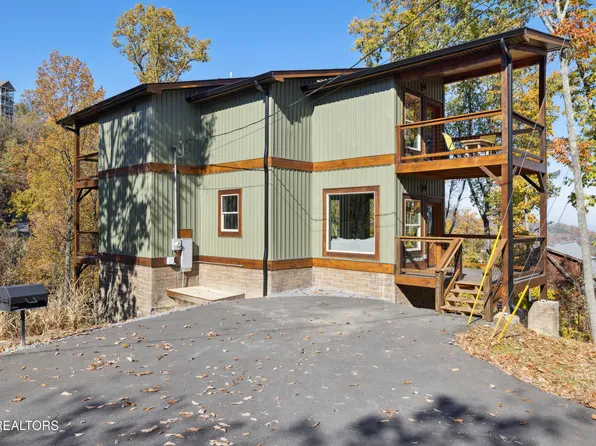 764 Chestnut Dr, Gatlinburg, TN 37738