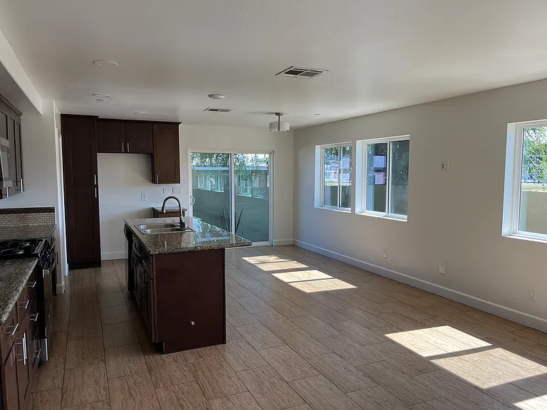 2068 Wallace Ave #B — Photo 20
