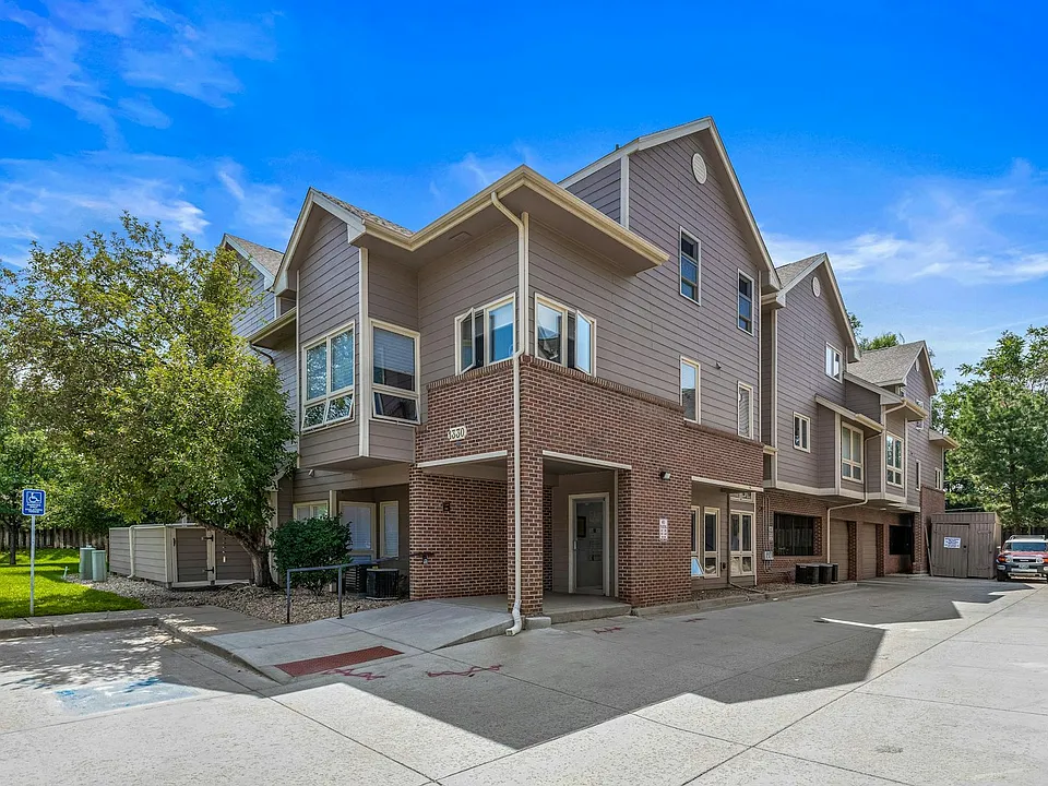 1330 S Monaco Pkwy #14