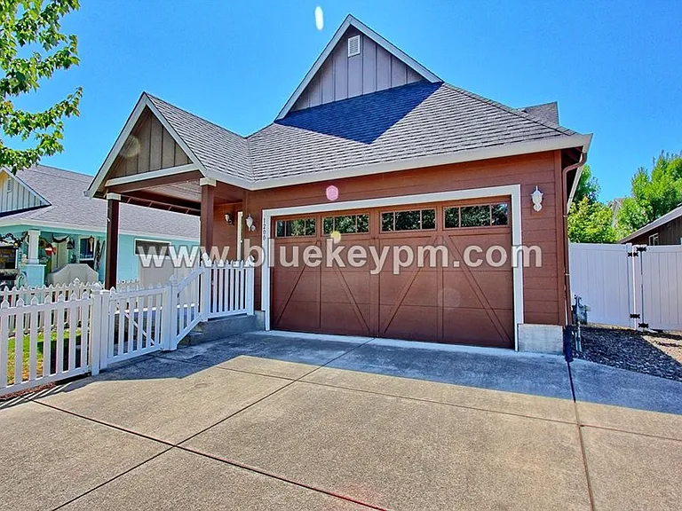 1200 SE Rasmussen Blvd — Photo 4