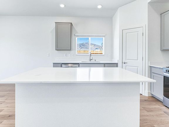 5th image of 641 Capilano Ct