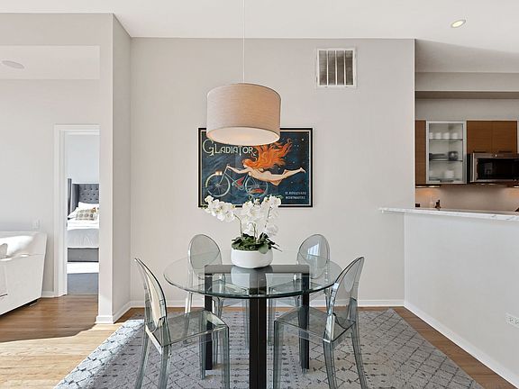5th image of 500 W Superior St Unit 1405