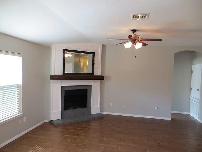 918 W South St — Photo 2