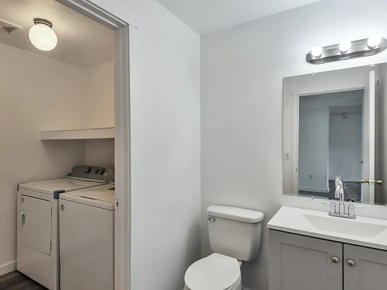1702 C St SE #B — Photo 8
