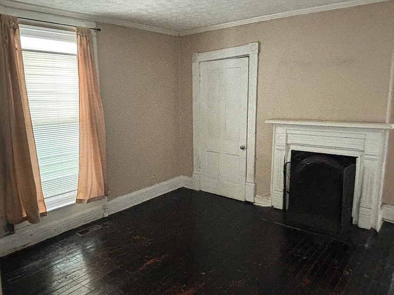 859 W High St — Photo 4
