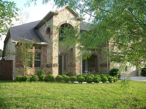 This Oak Forest home is close to three neighborhood parks, dog park, schools, neighborhood restaurants, 610, I-10 and I-45! Come
