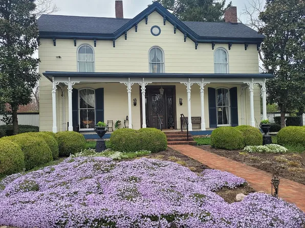 305 S Main St, Versailles, KY 40383