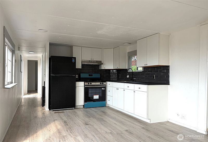 3rd image of 8484 Alder Way