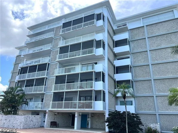 60 Pelican St W APT 202, Naples, FL 34113