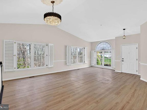 4th image of 906 Whispering Ridge Ln