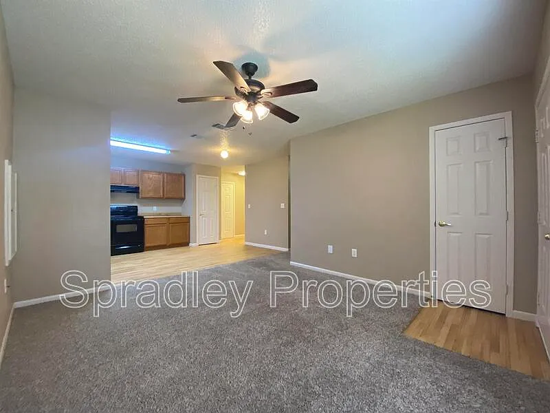 3 bed, 1.0 bath, 936 sqft, $1,050 — Photo 3