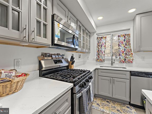 5th image of 3327 Valley Dr #702