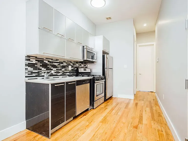 323 Melrose St #1L — Photo 3