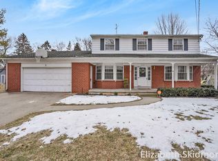 910 Parkway Dr NE, Grand Rapids, MI