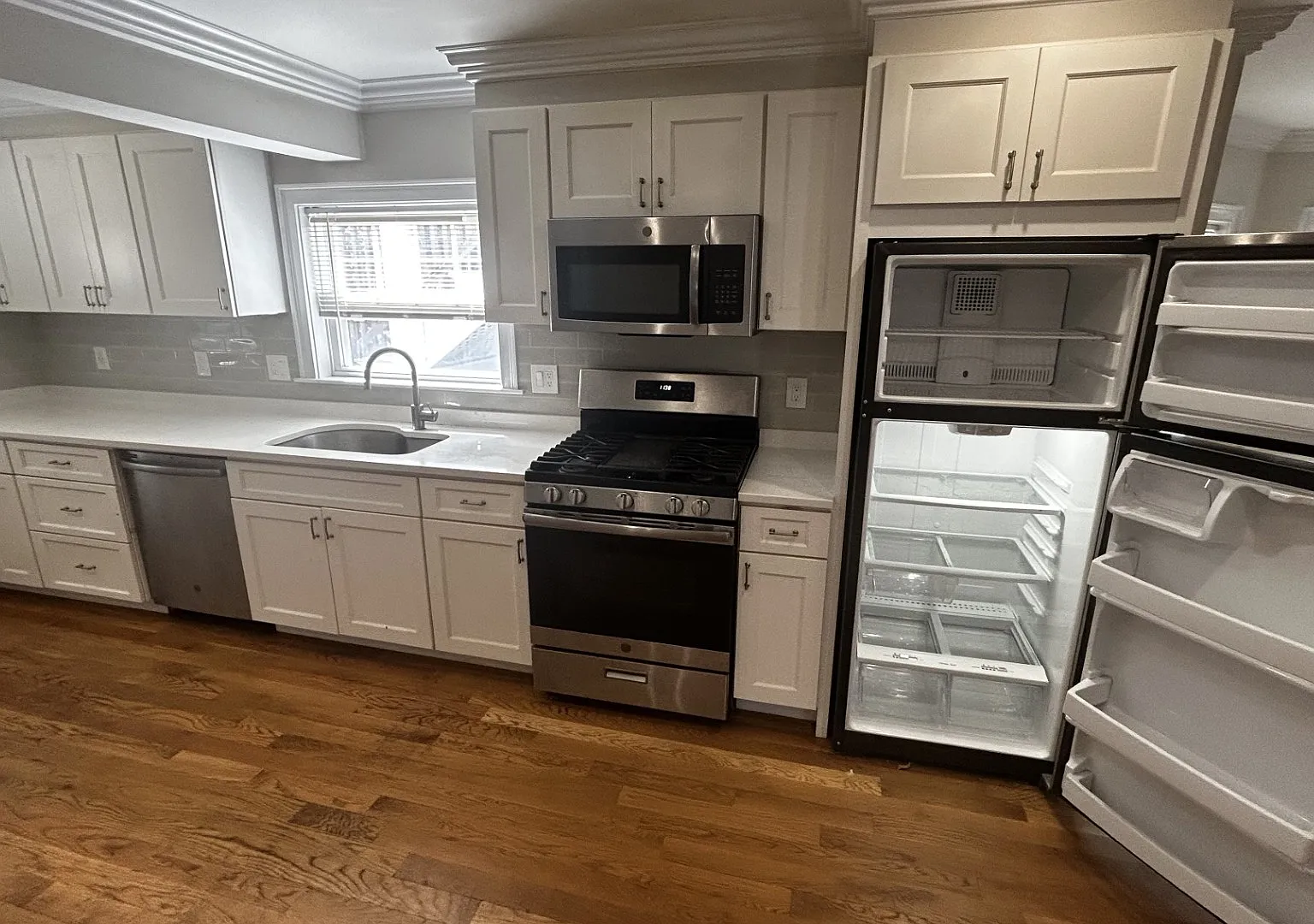 3 bed, 9999 sqft, $4,895 — Photo 1