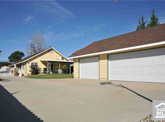 The deteached 3 car garage is spacious.