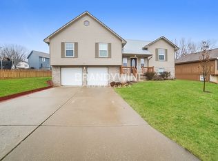 914 SW Foxtail Dr, Grain Valley, MO 64029
