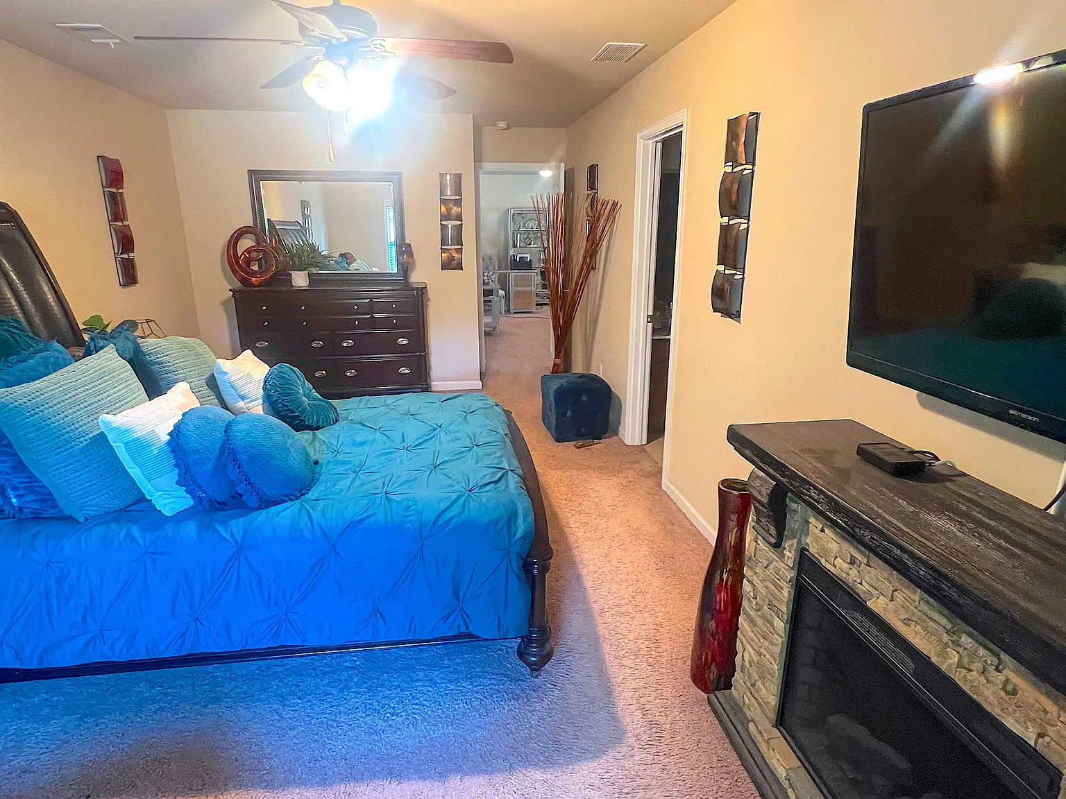 4 bed, 4.0 bath, 4000 sqft, $1,364 — Photo 1