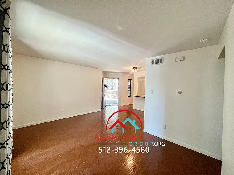 402 Fredericksburg St — Photo 6