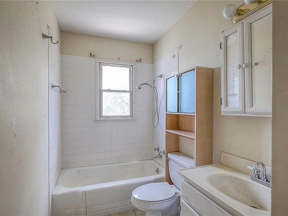 4th image of 807 N Redwood Dr