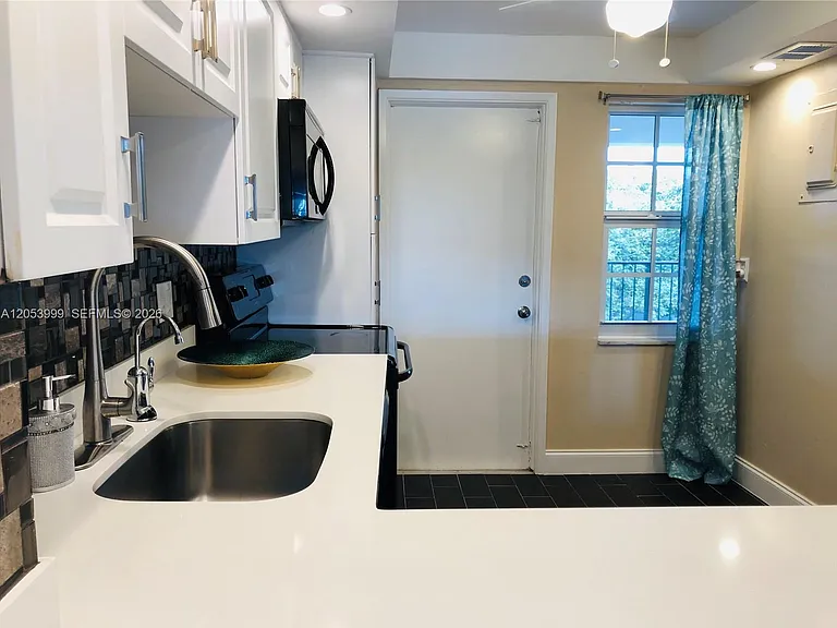 2850 N Palm Aire Dr #404 — Photo 32
