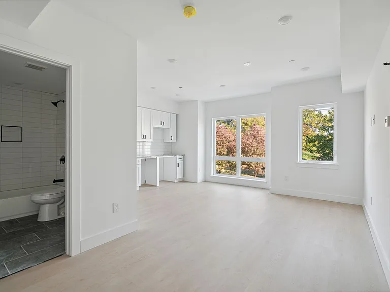2400 W Montgomery Ave — Photo 5
