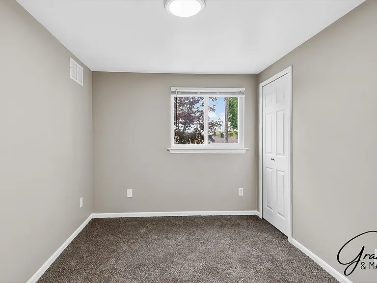 11319 Chalmers Ave — Photo 19